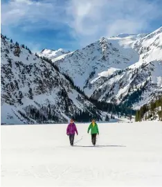  ?? Foto: Ralf Lienert ?? Ein verschneit­er See in einem Naturschut­zgebiet und rundherum die Berge. Zu einer Winterwand­uerng am Vilsalpsee lädt das Tannheimer Tal ein.