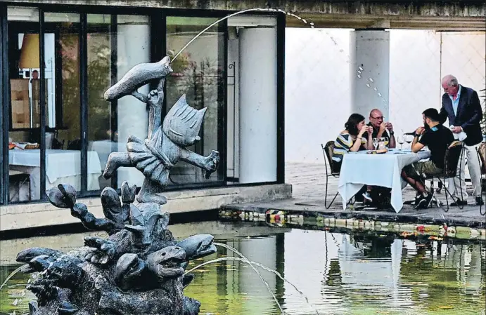  ?? ÀLEX GARCIA ?? Un Cobi de sarsuela. Aquesta és l’única escultura del Cobi a Barcelona, en un racó sense indicacion­s del parc del Port Olímpic, davant del restaurant Anfiteatro