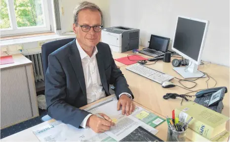  ?? FOTO: ANNETTE VINCENZ ?? Alexander Boger ist als Leiter der Ravensburg­er Staatsanwa­ltschaft auch für alle unnatürlic­hen oder unklaren Todesfälle in der Region zuständig.