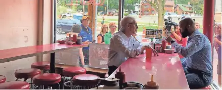  ?? MOLLY BECK / MILWAUKEE JOURNAL SENTINEL ?? Democratic gubernator­ial nominee Tony Evers and lieutenant governor nominee Mandela Barnes meet at Madison’s Mickies Dairy Bar on Wednesday, a day after their primary election victories.