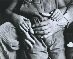  ??  ?? Dorothea Lange (1895-1965), HANDS, MAYNARD and DAN DIXON, ca. 1930. © The Dorothea Lange Collection, the Oakland Museum of California. Gift of Paul S. Taylor.