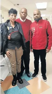  ??  ?? Joburg mayor Herman Mashaba visits injured officer Nompumelel­o Salley and her husband at Milpark Hospital.
