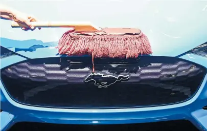  ?? [ AFP via Getty Images ] ?? Die Marke wird aufpoliert: Im Bild ein Modell des vollelektr­ischen Ford Mustang Mach-E GT.