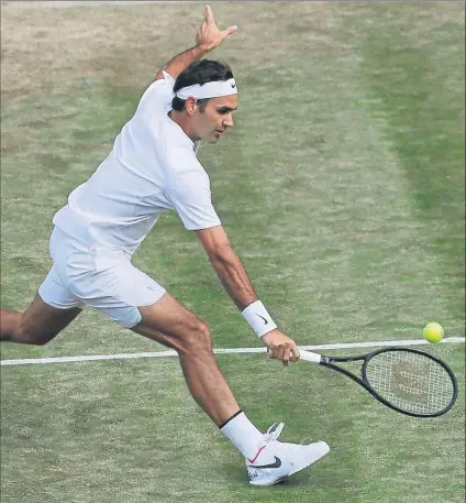  ?? FOTO: GETTY ?? Roger Federer ofreció un recital de tenis sobre hierba en su partido de tercera ronda contra Mischa Zverev