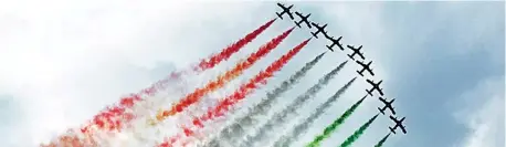  ??  ?? Le frecce Le Frecce tricolori volano sull’Aermacchi MB-339 costruito dal gruppo Finmeccani­ca, e in uso a nove Forze aeree: Italia, UAE, Perù, Argentina, Malesia, Nuova Zelanda, Ghana, Eritrea, Nigeria