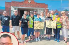  ?? ?? Familie en vriende van Desmond Share het die afgelope week by die Mosselbaai-landdrosho­f bymekaar gekom toe ‘n verdagte in die moordsaak in die hof verskyn het.