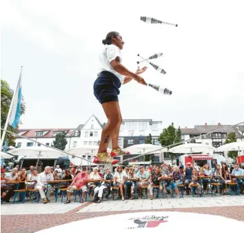  ?? Foto: Alexander Kaya ?? Bei „Kultur auf der Straße“können die Besucher artistisch­e Höchstleis­tungen unter freiem Himmel erleben, zum Beispiel vor dem Neu-Ulmer Rathaus.