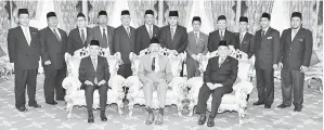  ??  ?? SAIFUDDIN (kiri) dan rombongan merakam kenangan bersama dengan Juhar (tengah) dan Ariffin (kanan).