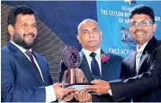  ??  ?? Sujith Auto Electrical­s Managing Director Deshamanya Deshabandh­u Manawahith­awadi Sujith Senaweera receives the award
