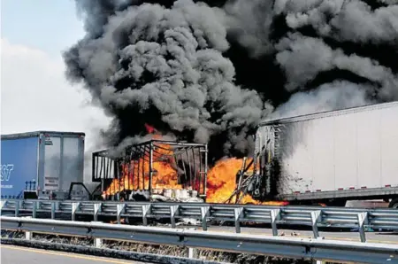  ?? FOTOS: ADRÍAN MENDOZA ?? Varios tráilers y camiones fueron quemados para bloquear carreteras en el segundo día de disturbios en Villagran/