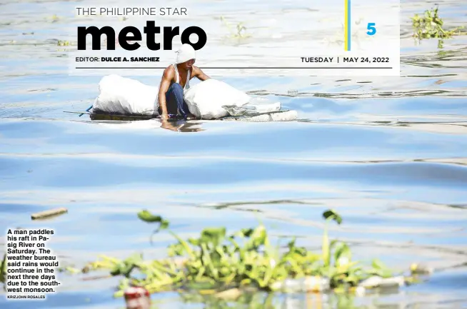  ?? KrIzJoHN rosales ?? A man paddles his raft in Pasig River on Saturday. The weather bureau said rains would continue in the next three days due to the southwest monsoon.