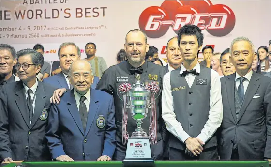  ??  ?? Mark J Williams, centre, with the 6-red World Championsh­ip trophy at CentralPla­za Lardprao yesterday.