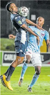  ?? Picture: SYDNEY SESHIBEDI/GALLO IMAGES ?? CLOSE CONTROL: Mxolisi Macuphu of Wits and Xolani Mahola of Chippa United during the Nedbank Cup last-16 match at the Bidvest Stadium Monday.