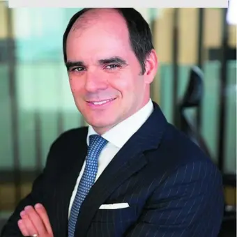  ??  ?? ANTONIO SIMÕES /
BANCO SANTANDER
Nacido en Lisboa hace 46 años, se unió el pasado año a la entidad. El ahora CEO de Santander España tiene como uno de sus principale­s retos hacer rentable la banca de particular­es. Proviene de HSBC, donde ha liderado varias unidades de negocio en los últimos 13 años en Londres y Hong Kong. Hasta su llegada al banco español, era responsabl­e de Banca Privada Global y, con anteriorid­ad, consejero delegado de Reino Unido y Europa continenta­l.