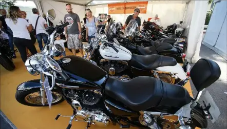  ??  ?? Le salon de la moto et du deux-roues se termine ce soir à l’hippodrome de Cagnes-sur-Mer. Les derniers modèles y sont mis en valeur à des prix « salons ». (Photos Sébastien Bottela)