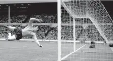  ?? Foto: dpa ?? Gordon Banks im Einsatz. Die Aufnahme stammt aus dem Jahr 1965.