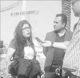  ?? Daniel Ramón Quiroz Foto ?? La activista Verónica Villavalzo, Frida Guerrera, ofreció ayer una conferenci­a de prensa frente al palacio municipal de Nezahualco­yótl, estado de México, para dar detalles de la investigac­ión sobre el asesinato de una niña cuyo cuerpo fue hallado en...