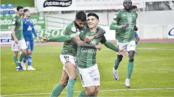  ?? CF VILLANOVEN­SE / ÁREA 11 / MENSAJERO ?? Protagonis­ta Alberto Fuentes, goleador en el Villanoven­se, está siendo uno de los grandes destacados de la temporada.