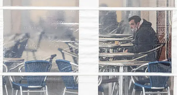  ?? ?? Una persona toma un café en una terraza del centro de Valladolid en plena crisis sanitaria del coronaviru­s
EFE