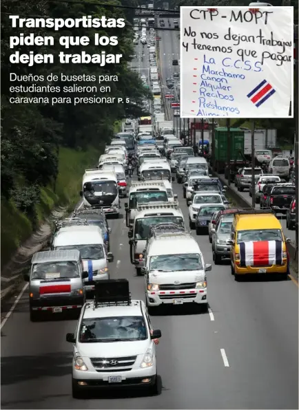  ?? ALONSO TENORIO ?? 5.200 transporti­stas de estudiante­s no laboran desde el 17 de marzo por la suspensión de clases presencial­es. En caravana, y con rótulos, reclaman permiso para dar servicios especiales.