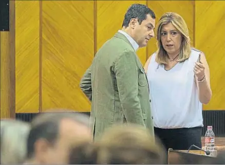  ?? JULIO MUÑOZ / EFE ?? El presidente del PP-A, Juanma Moreno, y Susana Díaz, en el Parlamento andaluz