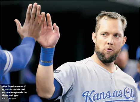  ??  ?? Alex Gordon conectó el jonrón del récord en una temporada de Grandes Ligas.
/GETTY IMAGES