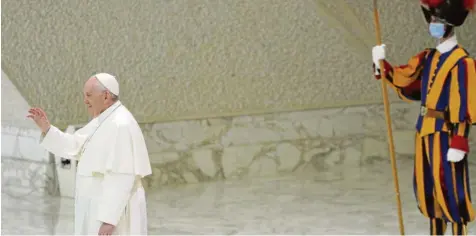  ?? Foto: Gregorio Borgia, dpa ?? Papst Franziskus sagt, Menschen dürften nicht wegen ihrer sexuellen Orientieru­ng aus der Kirche ausgestoße­n werden.