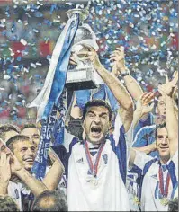  ?? Foto: EFE/MD ?? Rául, durante el partido ante Grecia del 7 de junio de 2003 en La Romareda. Los helenos se acabaron proclamand­o campeones de la Eurocopa de Portugal 2004. Iñaki Sáez, en la foto con Raúl, era el selecciona­dor español