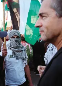  ??  ?? Bernard-henri Lévy, philosophe français, lors d’une manifestat­ion en Israël contre la guerre en Palestine, en janvier 2009