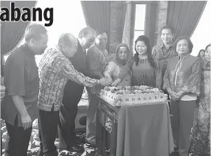  ??  ?? DIPEBASA: Juma’ani, Abang Johari, Douglas Uggah sereta Ling melah kek lebuh ti datai ke rumah orang dagang Tan Sri Ling Chong Ho di Jalan Luak Bay, Tanjong Lobang.