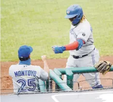  ?? AP ?? LO POSITIVO.
Para el dirigente de los Blue Jays, aquí recibiendo a Vladimir Guerrero, hijo, jugar sin fans le ha venido bien a sus novatos, pues están jugando sin presión del soberano.