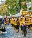  ??  ?? Zur Eröffnung der Dult zog der Gersthofer Spielmanns­zug durch die Straße.