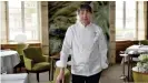  ??  ?? Joachim Wissler, cocinero con tres estrellas Michelin, en su restaurant en Bergisch-Gladbach.