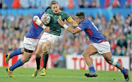  ?? PICTURE: REUTERS ?? CRUEL TWIST: Jean de Villiers hands off Samoa’s George Pisi and Rey Lee-Lo during Saturday’s emphatic win. However, the Bok captain suffered a fractured jaw, which effectivel­y ended his World Cup campaign. This is his fourth World Cup in which he has...