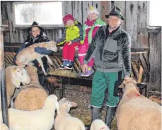  ?? FOTO: PRIVAT ?? Mike Zerinius (rechts) bekommt bei seiner Arbeit als Schäfer im Nebenerwer­b Hilfe von seinen Töchtern Selina, Ronja und Ella (von links).