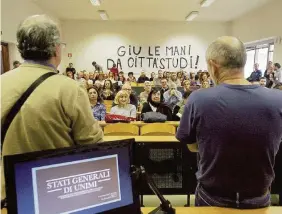  ?? LaPresse ?? La battaglia Un’assemblea per la mobilitazi­one per il No al trasferime­nto degli atenei nell’area Expo (a sinistra)