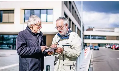  ?? FOTO: ANNE ORTHEN ?? Wolfgang D. Sauer (l.), Leiter des Benrather Heimatarch­ivs, berät sich mit Jürgen Thiemann über die Benennung der neu entstanden­en Straße am Berufskoll­eg nach Lilli Marx.