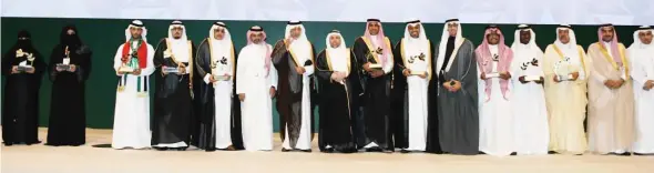  ??  ?? األمير خالد الفيصل مع الفائزين بالجائزة في النسخة السابقة.