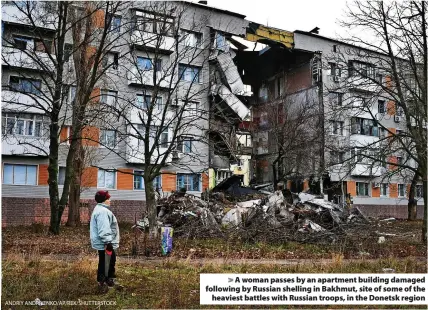  ?? ANDRIY ANDRIYENKO/AP/REX/SHUTTERSTO­CK ?? > A woman passes by an apartment building damaged following by Russian shelling in Bakhmut, site of some of the heaviest battles with Russian troops, in the Donetsk region