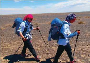  ??  ?? LEFT AND BELOW Zainab during the Gobi March by Racing the Planet in 2015