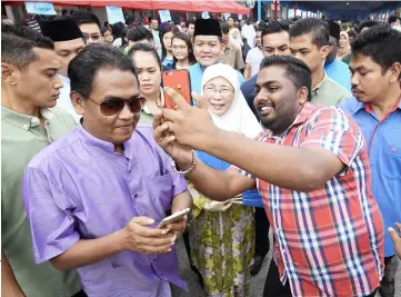  ?? — Bernama photo ?? Dr Wan Azizah obligingly poses for a ‘selfie’ with visitors at the Kajang state constituen­cy Aildilfitr­i open house.
