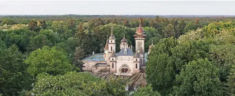  ?? FOTOS: EFTELING ?? Zauberhaft schön wie alles, was die Efteling-Designer erfinden: das Schloss von König Pardulfus, in das er noch lange nicht jeden einlädt . . .