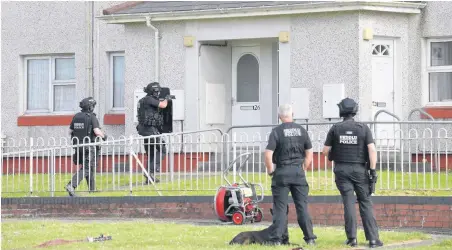  ?? JONATHAN MYERS ?? Armed police officers in Gors Avenue, Swansea, yesterday