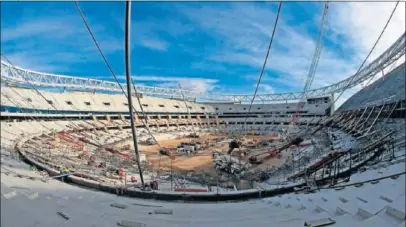  ??  ?? TRABAJOS. El doble anillo de tracción ocupa ahora a los técnicos del estadio.