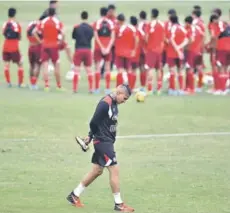  ??  ?? ► Guerrero cabizbajo, durante una práctica de Perú.