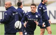  ?? AFP ?? Fresh start New Zealand’s fly-half Dan Carter (centre) trains with teammates during his first training session with the new club, Racing Metro 92, at the club training centre yesterday.