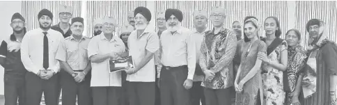  ??  ?? Ting (front, fourth left) presents the RM160,000 government fund to Gurmokh, witnessed by (front, from fourth right) Harjeet, Leong, Karambir, Narmal, Gurvir and other members of the Gurdwara Sahib Miri committee.