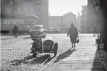 ?? Foto: akg/ddrbildarc­hiv/Klaus Morgenster­n ?? Straßensze­ne in Leipzig aus dem Jahr 1963