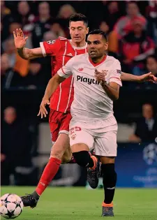  ?? AFP ?? Un duello tra Gabriel Mercado, 31, e Robert Lewandowsk­i, 29