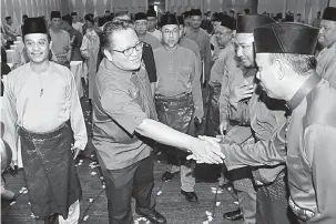  ?? — Gambar Bernama ?? APA KHABAR: Nur Jazlan (dua kiri) bersalaman dengan hadirin sebiak tiba pada Persidanga­n Perwakilan Tahunan Kesatuan Penghulu Penggawa Semenanjun­g Malaysia Ke-43 di Persada Johor, Johor semalam.